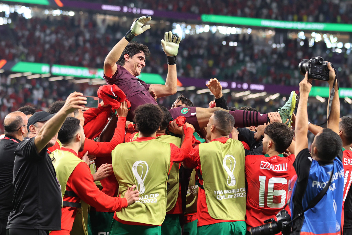 Keeper Yassine Bounou, geboren in Canada, gaat op de schouders na zijn heldenrol in de penaltyserie.