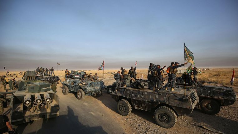 Iraakse troepen in de buurt van Al-Shourah, op 45 kilometer van Mosul. Beeld AFP