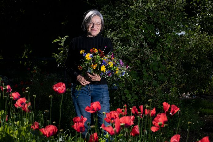 Ceciel Geerards in haar bloementuin op Landgoed Grootstal.