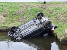Auto belandt na botsing in een watergang in Hulst