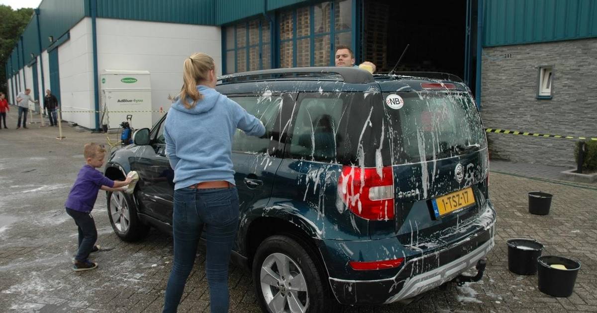 Carwash in Heesbeen voor Stichting Leergeld