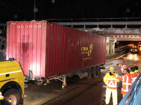 Weg weer vrij nadat opnieuw truck klem zat onder berucht viaduct Waalwijk, ook twee ongelukken op A59 even verderop