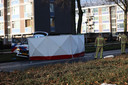Op de weg liggen brokstukken van de voertuigen door de zware aanrijding in Eindhoven.