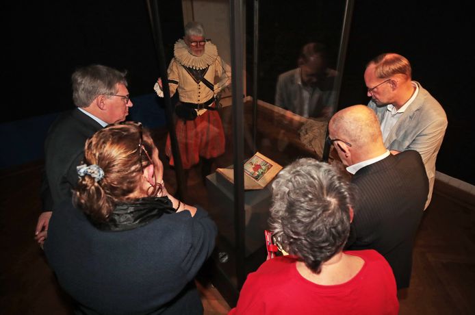 Lumey-vertolker Ad Woudenberg ziet voor het eerst het portret waarop zijn kostuum is gebaseerd. Het dagelijks bestuur van Brielle en museumdirecteur Marijke Holtrop (links) kijken toe.