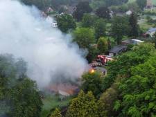 Metershoge vlammen en rookvorming op Beekse camping: chalet volledig uitgebrand