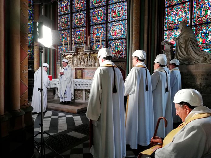 Aartsbisschop van Parijs Michel Aupetit hield de dienst voor dertig priesters in de kapel achter het koor. Allemaal droegen ze een witte werfhelm.