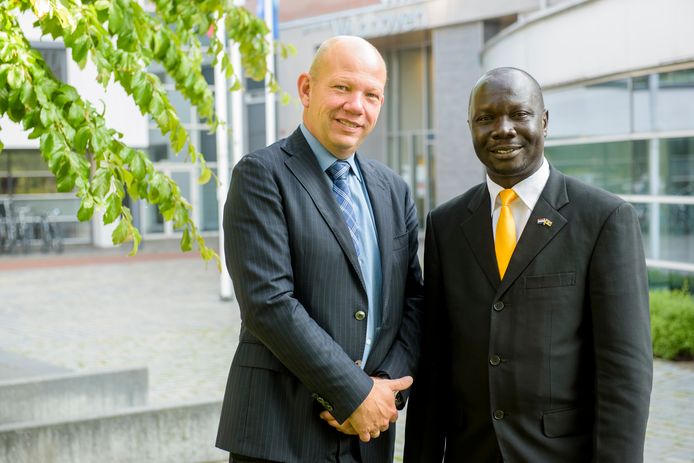Erik de Ruiter, gemeentesecretaris van Veldhoven samen met Sanya Wilson, de burgemeester van Koboko.