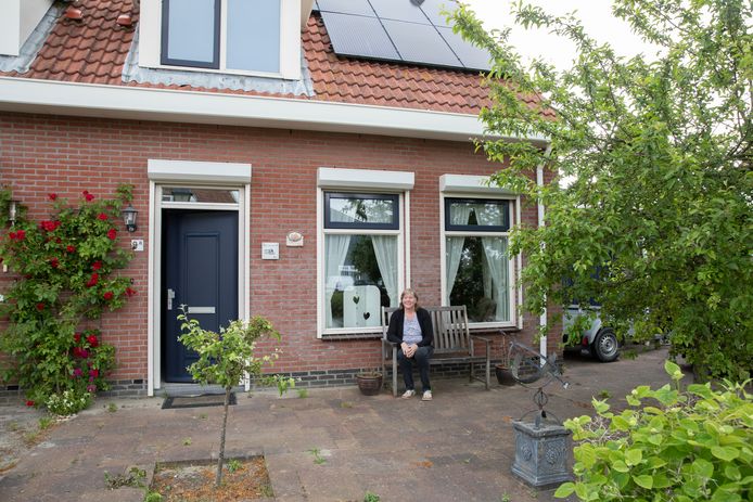 Ellen Westerbeek voor haar huis aan Sportweg 9a in Sirjansland.