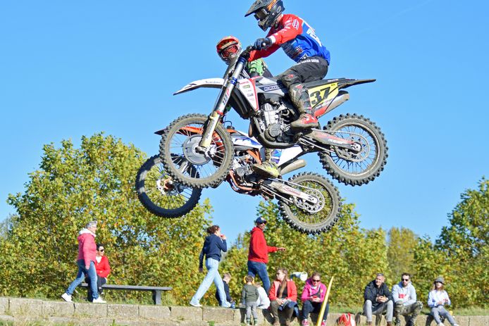 Mark Boot zweeft door de lucht tijdens de cross in Axel.