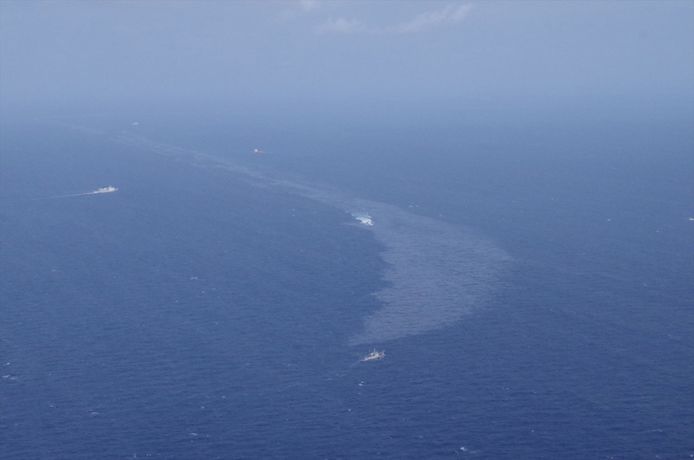 Een van de olievlekken na het zinken van de Iraanse tanker Sanchi.