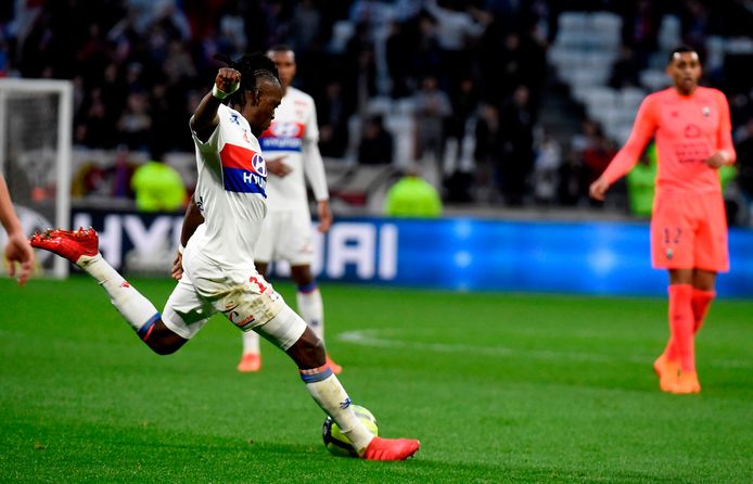Bertrand Traoré haalt uit voor de winnende treffer.