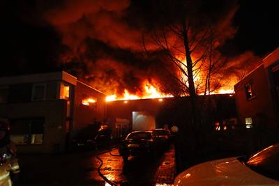 Grote brand verwoest autobedrijf in Eindhoven