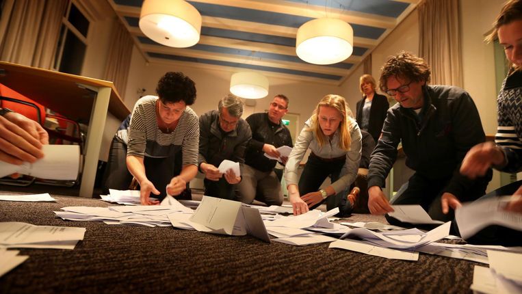 De gemeente Schiermonnikoog telt de stemmen die zijn uitgebracht in het referendum over het associatieverdrag tussen EU en Oekraïne Beeld anp