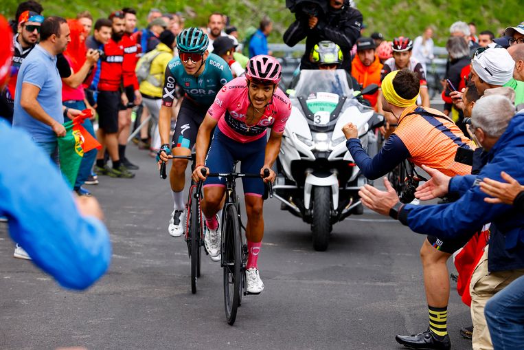 Richard Carapaz, toen nog in het roze, ziet af in de etappe naar Marmolada. Beeld Photo News