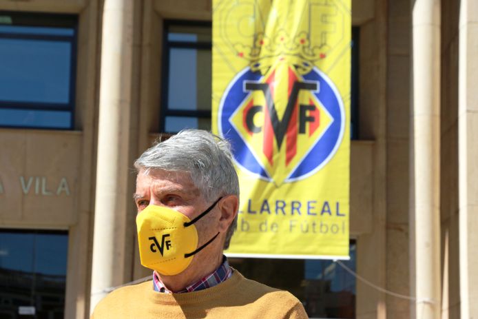 Oud-speler José Cabrera (‘Josele’) voor het gemeentehuis van Vila-real.