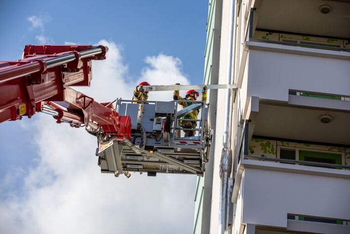 De brandweer heeft met een hoogwerker bevestigingsmateriaal van losgewaaide panelen aan de Staringlaan in Roosendaal verwijderd.