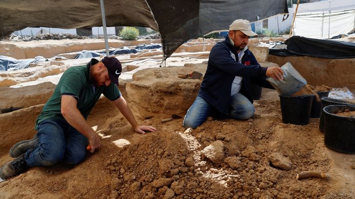 Archeologen aan het werk op de Romeinse begraafplaats.
