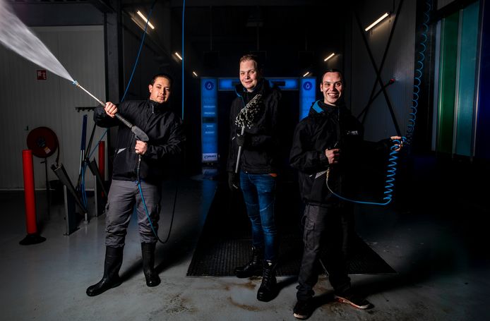 Een paar medewerkers van het team van Matz Carwash onder leiding van directeur Martin Kniest.