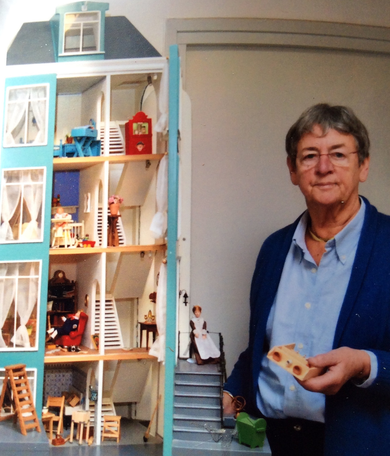Riet voor haar zelfgemaakte poppenhuis. Beeld Dana Ploeger