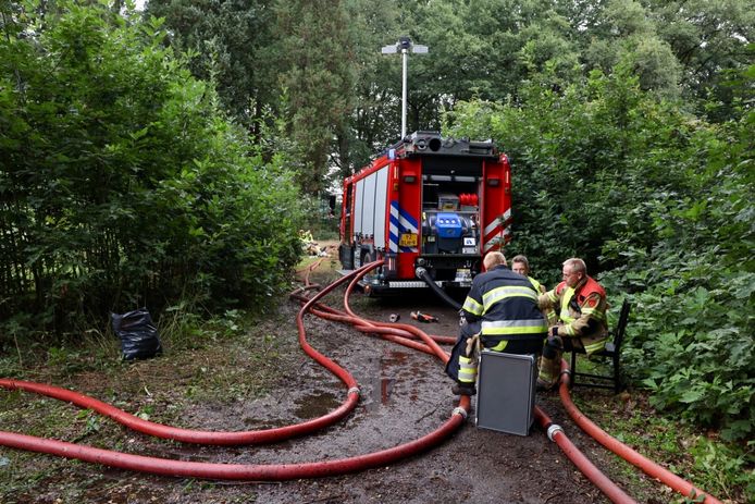 Van landgoed Haarendael in Haaren rest de dag na de brand niet veel meer dan rokende puinhopen.