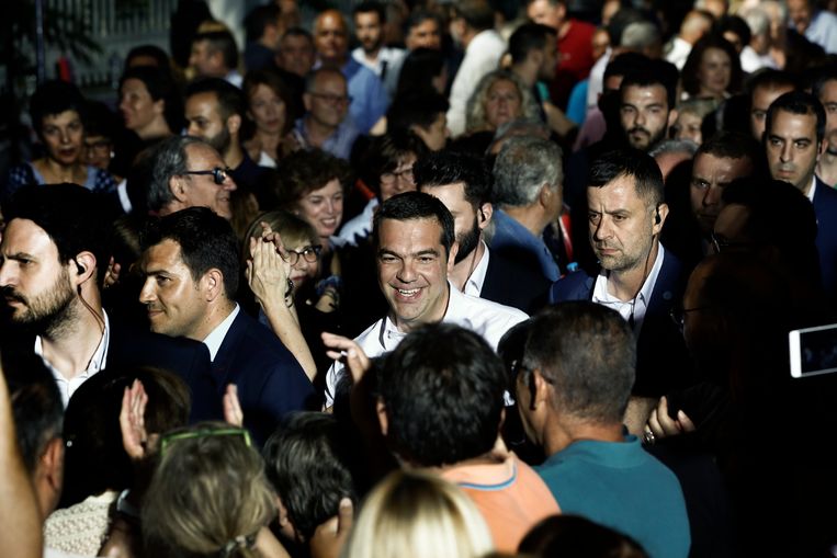 Griekse premier  Alexis Tsipras schudt handen tijdens een recente verkiezingsbijeenkomst in Athene.  Beeld EPA