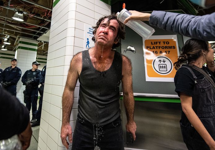 Een manifestant krijgt verzorging nadat de politie pepperspray spoot naar de betogers. Dit gebeurde vandaag in Central Station, Sydney, Australië.