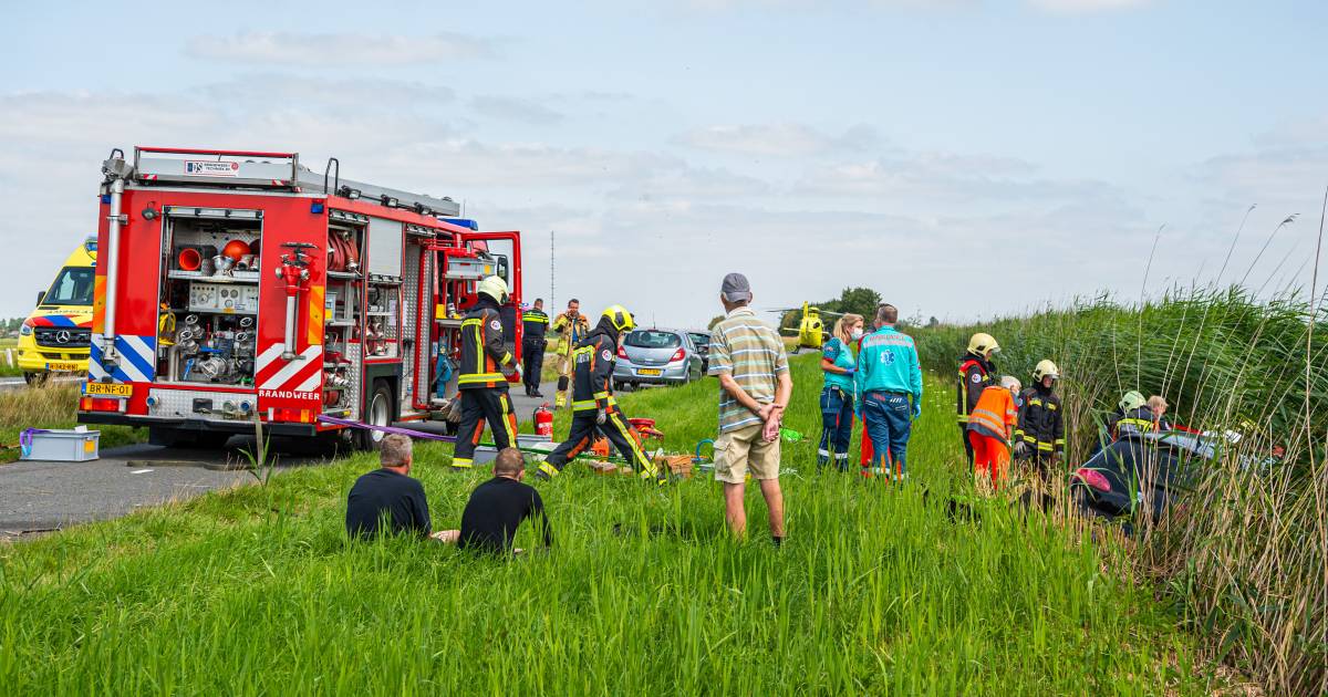 Brandweer moet beknelde slachtoffers in sloot bevrijden na ongeval op N210.
