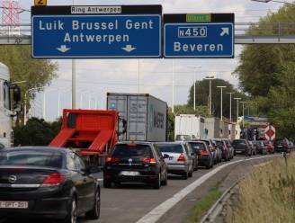 Vrouw met handicap draait op voor rijgedrag van “onbekende vriend”: “Hij stak met mijn auto file op E34 voorbij via pechstrook”