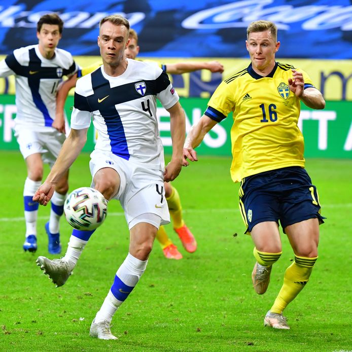 Leo Väisänen (links) in actie voor het Finse elftal tijdens een vriendschappelijke interland tegen Zweden.
