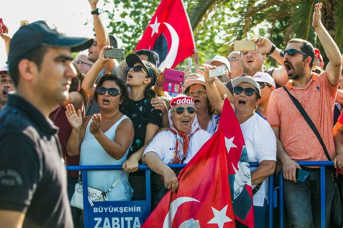 Aanhangers van de Turkse oppositiepartij CHP demonstreren tijdens het protest in Istanboel.