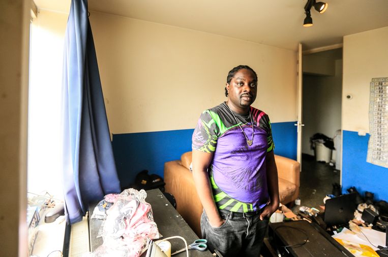 Andrew Boakye in zijn huis in Venserpolder. Beeld Eva Plevier