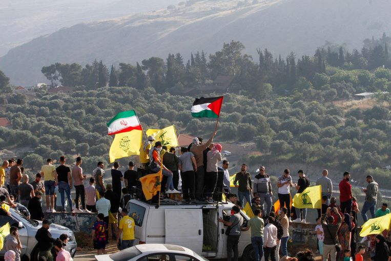 Aan de Israëlisch-Libanese grens komen betogers samen uit solidariteit met de Palestijnen.  Beeld AFP