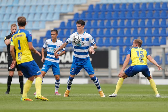 Slobodan Tedic neemt de bal aan met de borst. Tegen SC Cambuur maakte de spits zijn rentree na een bovenbeenblessure.