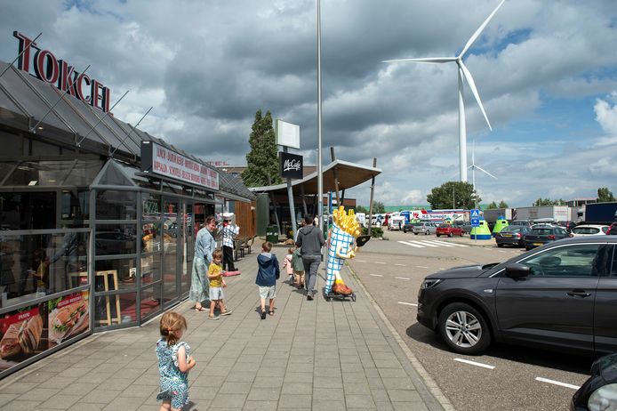 Sinds 8 augustus moeten reizigers naar Nederland bij de grens een coronabewijs laten zien, op straffe van een boete van 
 95 euro. (Archieffoto grensovergang Hazeldonk)