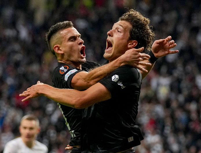Sam Lammers bejubelt zijn gelijkmaker tegen Fenerbahçe met Rafael Santos Borre.