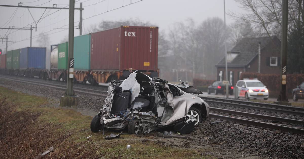 Man klimt vlak voor treinongeluk ternauwernood uit auto.