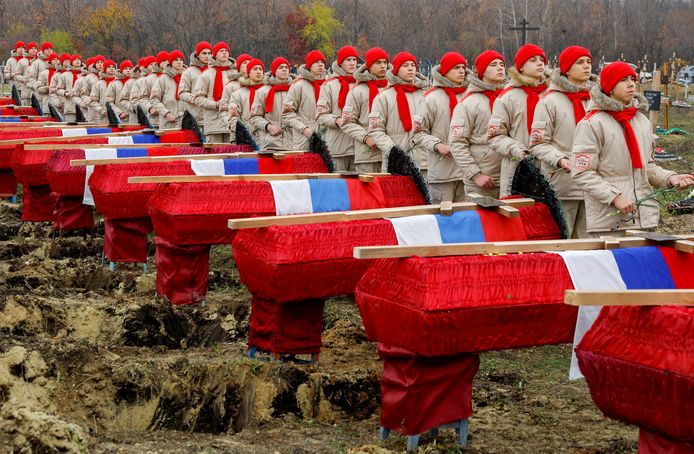 Leden van een militaire jeugdorganisatie nemen deel aan een begrafenisplechtigheid, vorige week, voor 38 gesneuvelde pro-Russische soldaten in Loehansk.