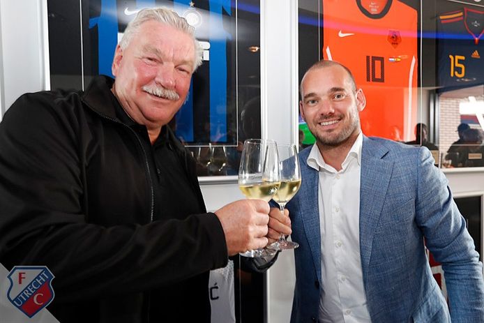 Clubeigenaar Frans van Seumeren en Wesley Sneijder toasten op het contract. Sneijder krijgt een eigen skybox in stadion Galgenwaard van FC Utrecht.