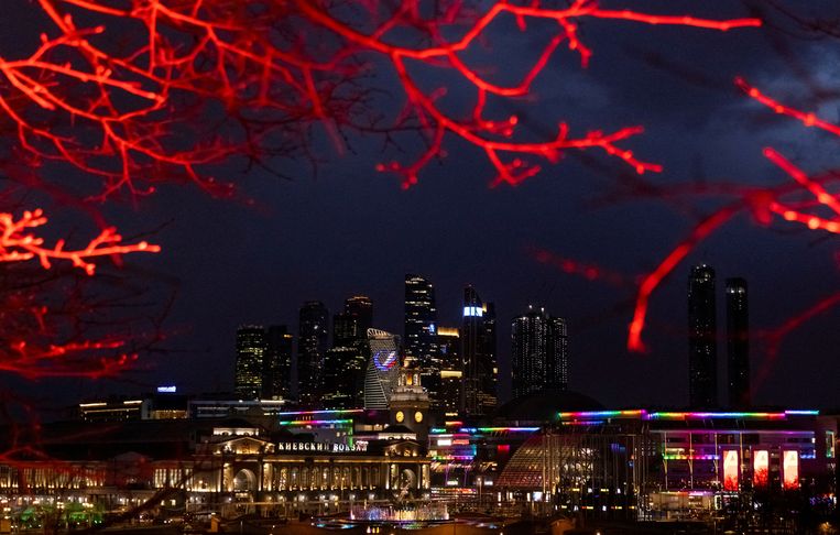 Een treinstation in Moskou, met op de achtergrond de wolkenkrabbers van het zakendistrict Moskva City. Beeld Reuters