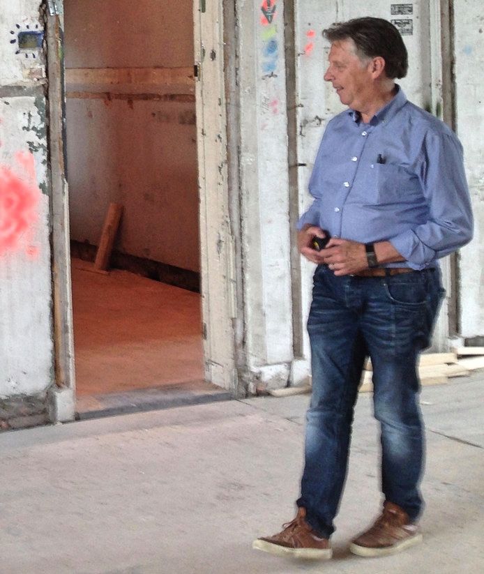 Pieter Bosma tijdens een rondleiding voor kandidaat-kopers in de Houtmarktschool.
