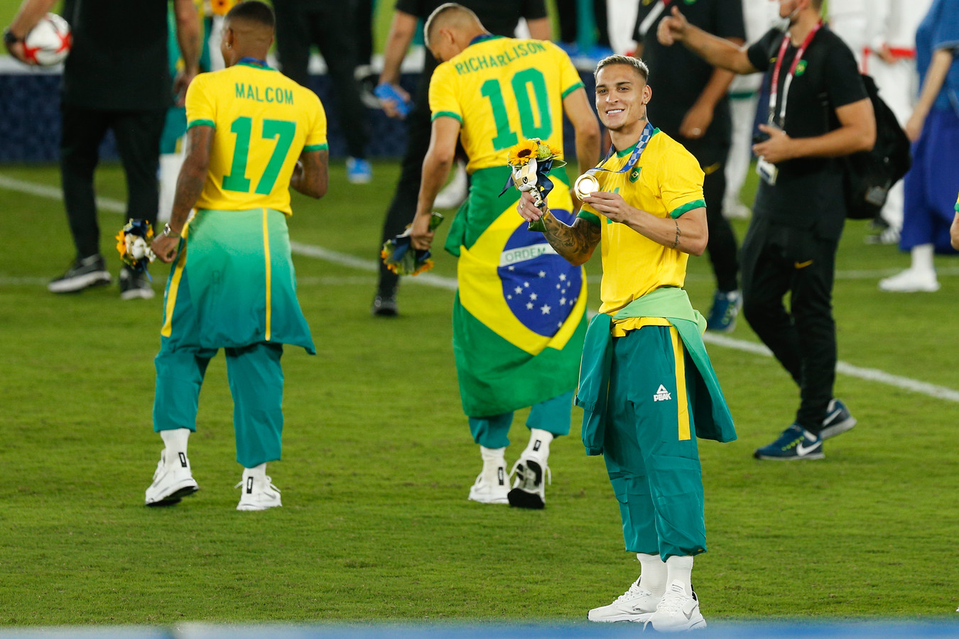 Antony straalt met zijn gouden medaille in Yokohama, waar de nationale ploeg van Brazilië in 2002 al de WK-finale van Duitsland won.