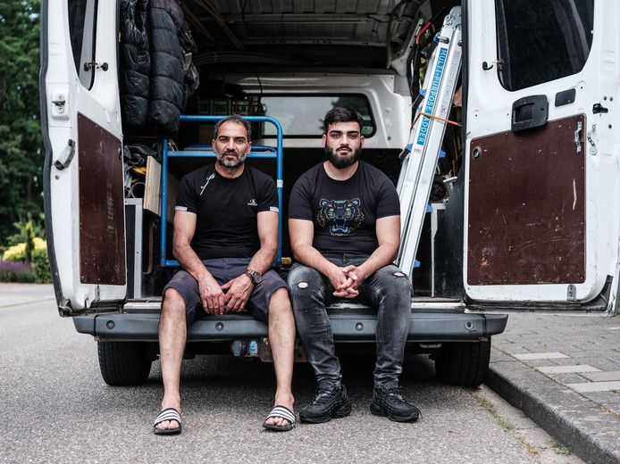 De bedrijfsbus van Can Akyol (rechts) en zijn vader Dursun in Silvolde is voor de tweede keer in drie weken leeggeroofd.