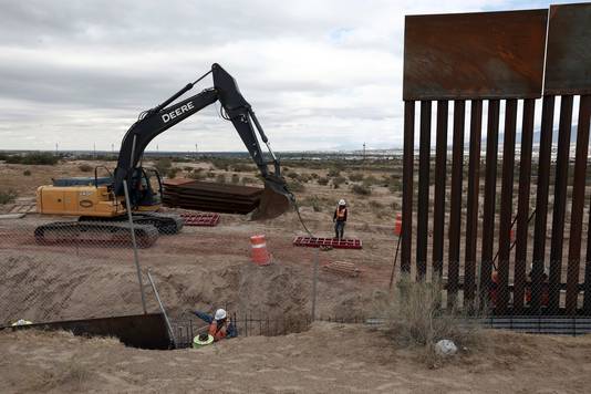 De muur tussen Mexico en de Verenigde Staten wordt opgetrokken.