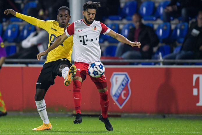 Jethro Mashart in duel tegen Jong FC Utrecht.