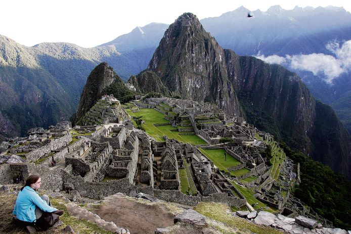 Archieffoto: een toerist geniet van het uitzicht bij Machu Picchu.
