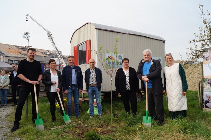 In de tuin van de Villavip-woning werd een boom geplant