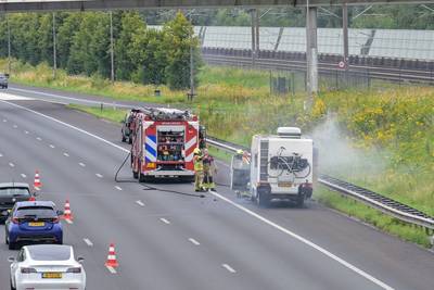 Camper in brand op A16 ter hoogte van Prinsenbeek, twee rijstroken afgesloten