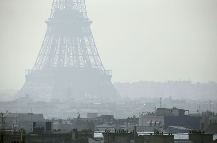 Cette photo d'archives montre la Tour Eiffel à Paris à travers un épais smog, le 14 mars 2014.