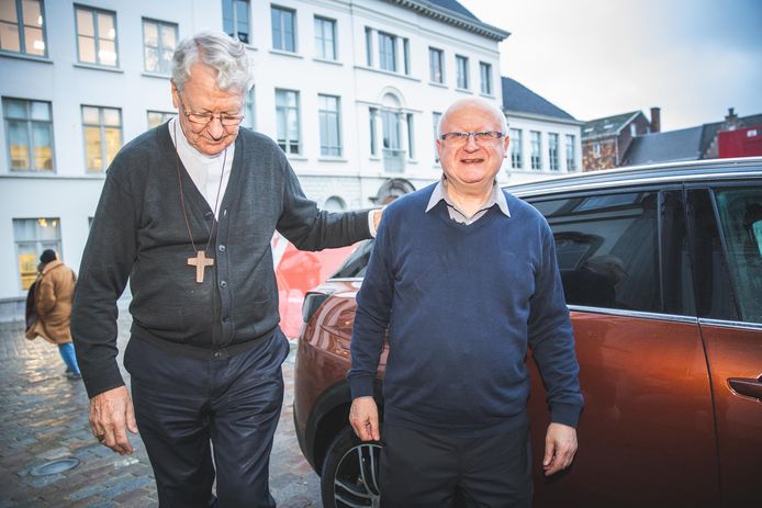 Aankomst van de nieuwe bisschop Lode Van Hecke aan het Bisschopshuis op het Bisdomplein.