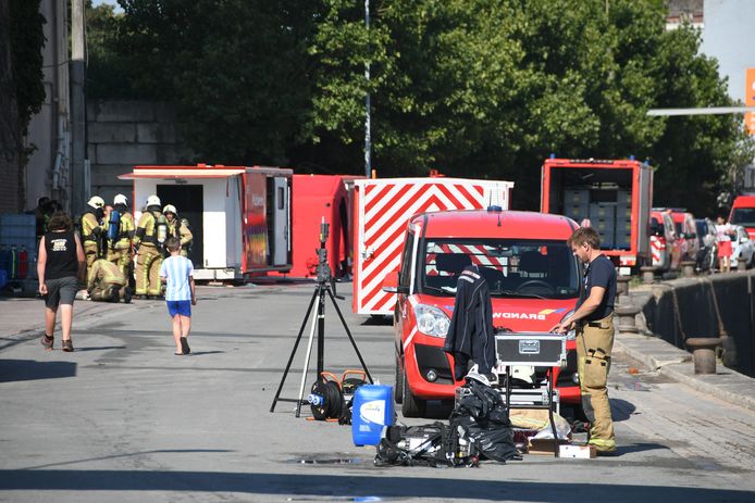 De schade na de brand bij Sidegro in Roeselare is immens. Twee loodsen zijn compleet vernield, een derde liep zo'n grote schade op dat ze ook onbruikbaar is. Er werden ook tientallen brandwerlui en grote middelen ingezet om het vuur te bestrijden.